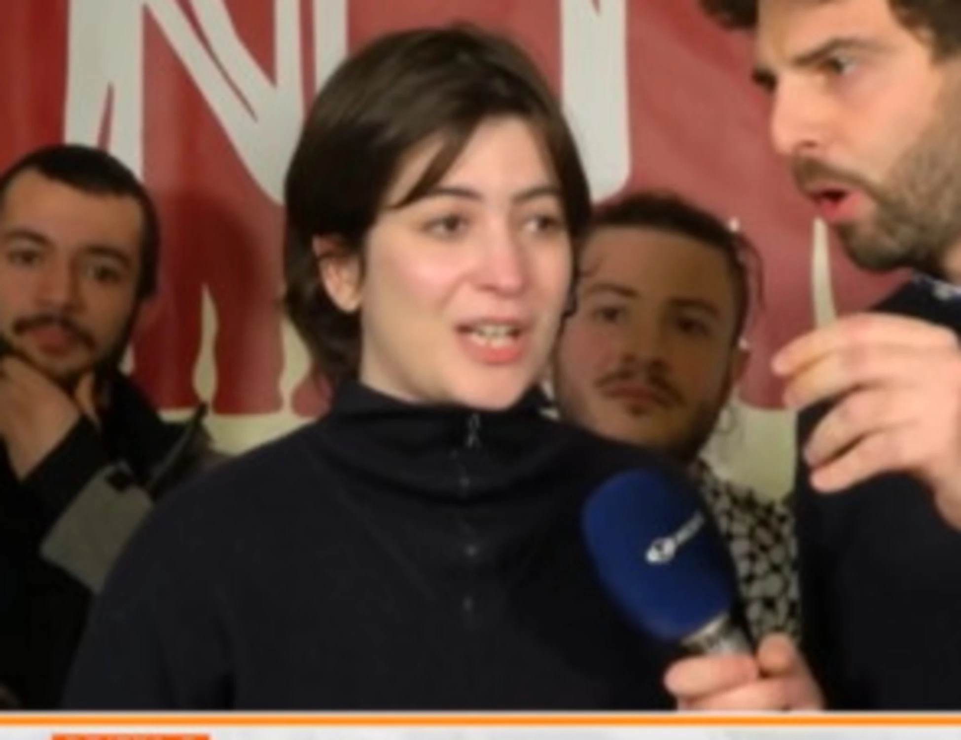 Dritto e rovescio, Cruciani irride il comunista che occupa case: "Scusi, amico mio..."