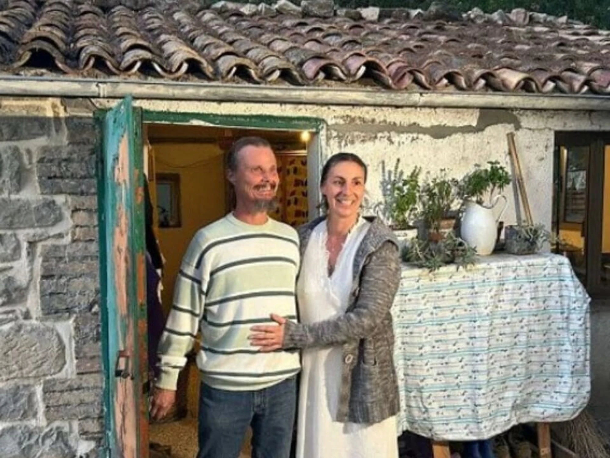 Famiglia nel bosco, i neorurali davanti alla casa di Nathan: guerra ai giudici