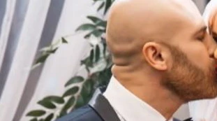 Yuri Tolochko, il bodybuilder che sconvolge il mondo: "L'ho corteggiata per mesi". Con chi si è sposato: orrore social