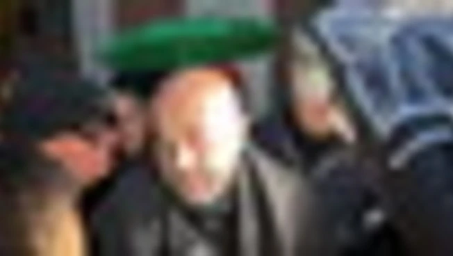 Funerale Vanoni, Giuliano Sangiorgi arriva in ritardo: "Che rabbia"