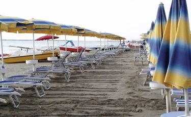 Stroncato da un malore a 47 anni mentre è al bar in spiaggia: dramma a Senigallia