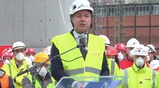 Giuseppe Conte a Genova, alle sue spalle un assembramento: per il premier le regole non valgono?
