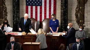 Joe Biden, il Congresso certifica la vittoria: "Respinte le contestazioni", Trump arreso dopo l'assalto al Parlamento