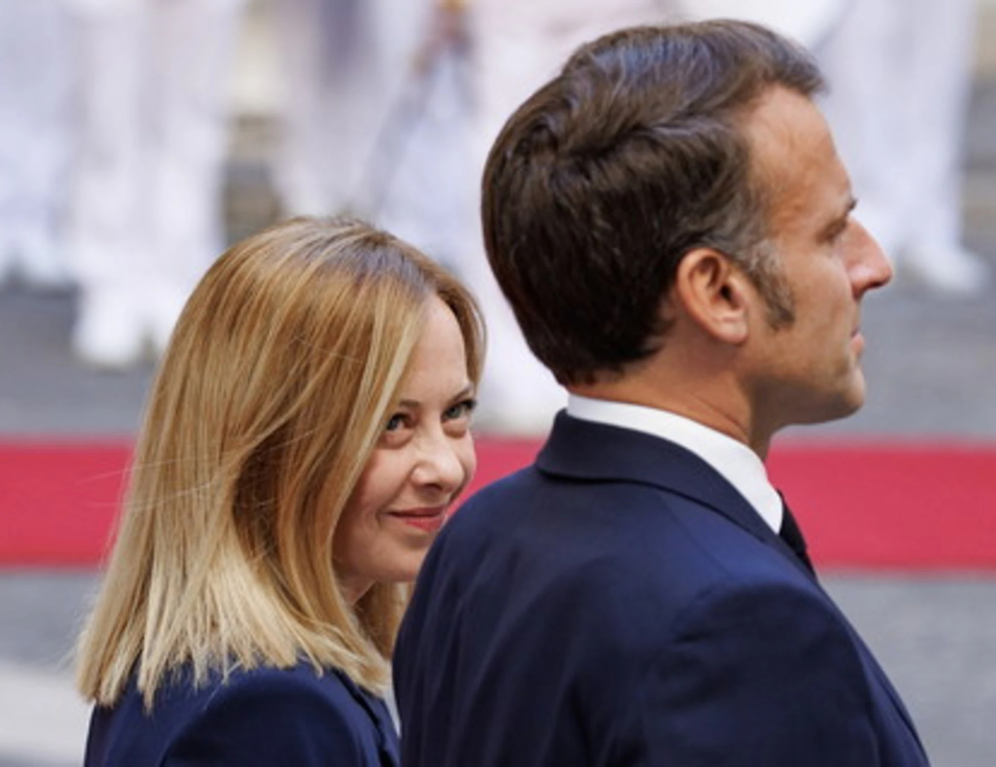  Meloni chiara con Macron: convergenza Roma-Parigi