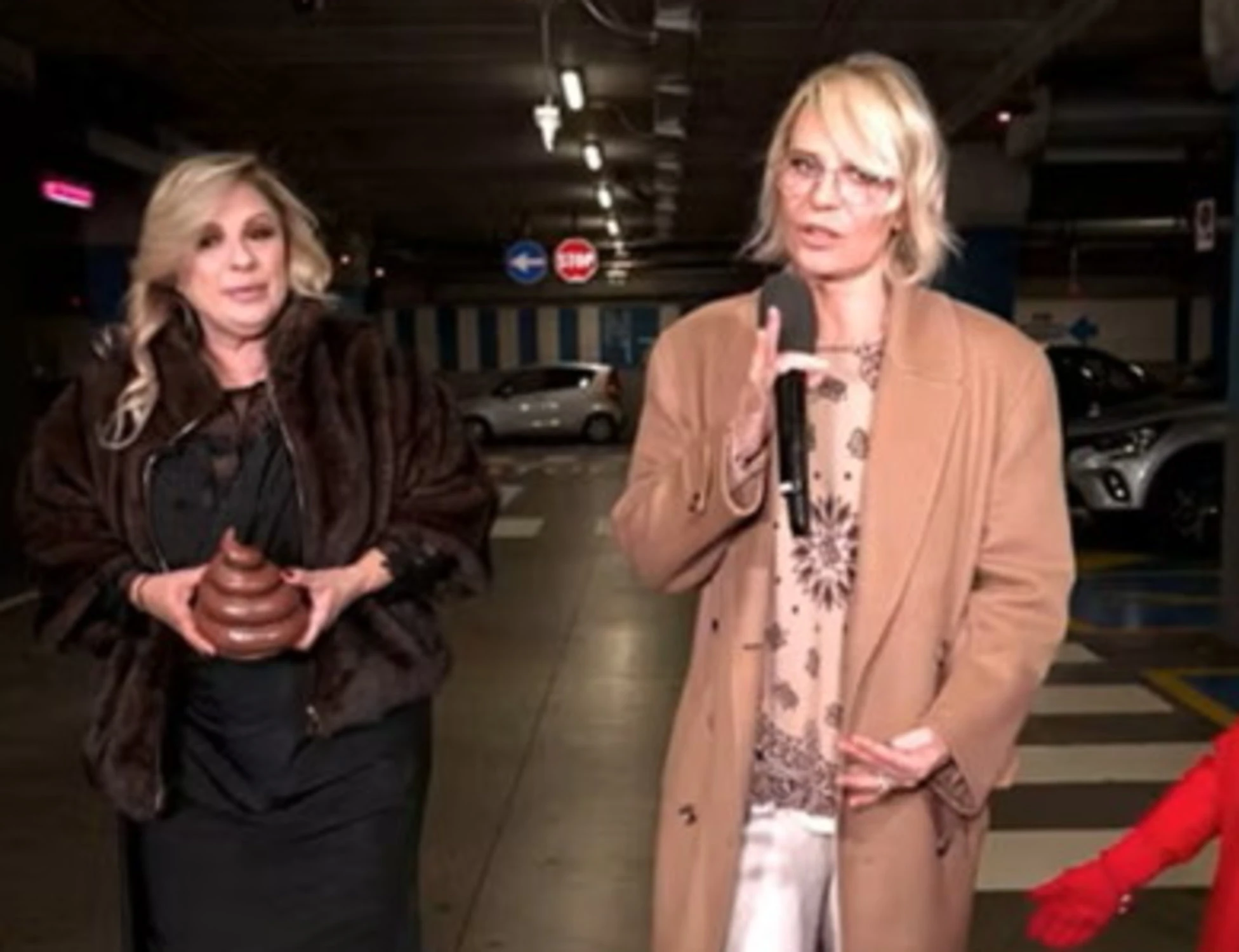 Striscia la Notizia, così Maria De Filippi e Roberta Bruzzone fanno volare gli ascolti