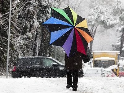 Neve e gelo paralizzano il Nord Europa. Traffico in tilt, treni e voli cancellati