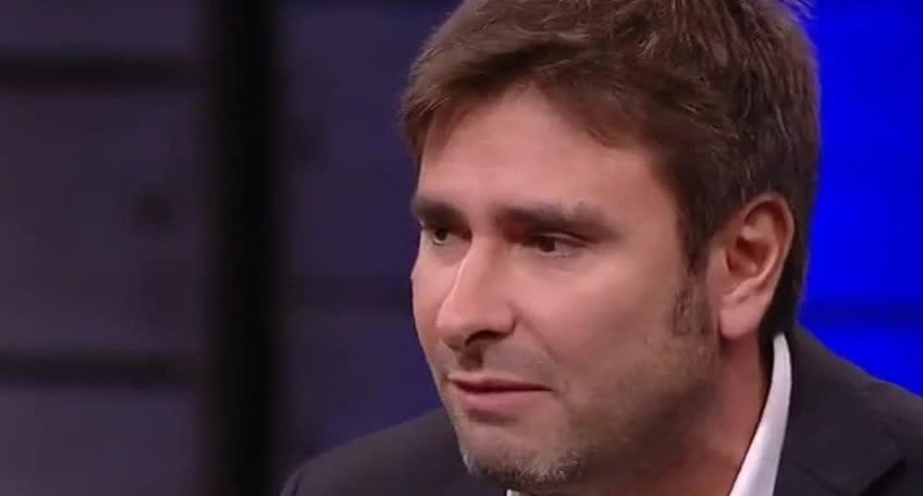 Crisi di governo, Alessandro Di Battista insulta Matteo Salvini: "Fai vomitare, schiavo del sistema"