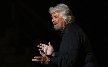 Beppe Grillo, il "golpe": si riprende il logo del M5s