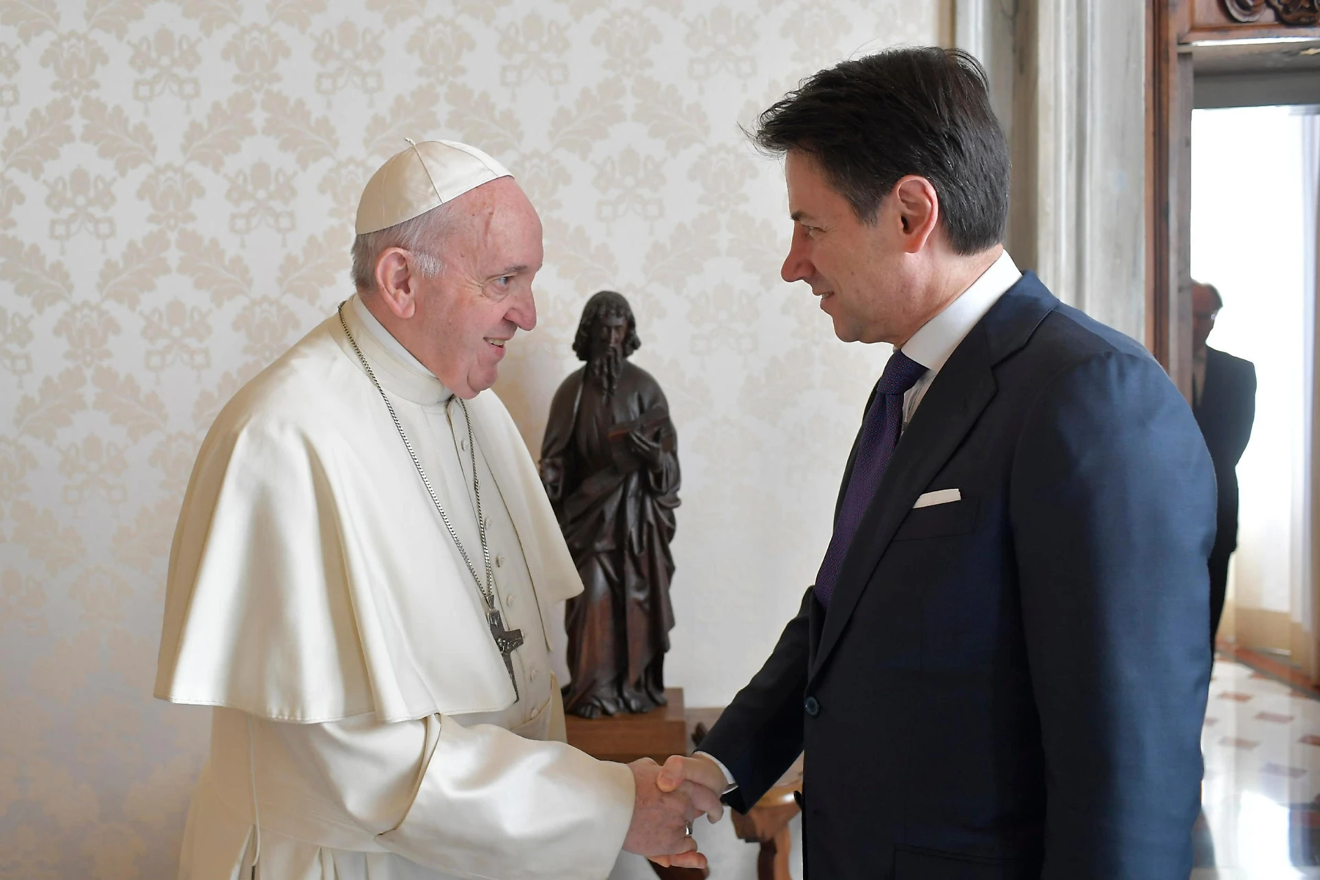 Giuseppe Conte da Papa Francesco, udienza in Vaticano. Filtra una voce: di cosa hanno parlato, il colpo basso