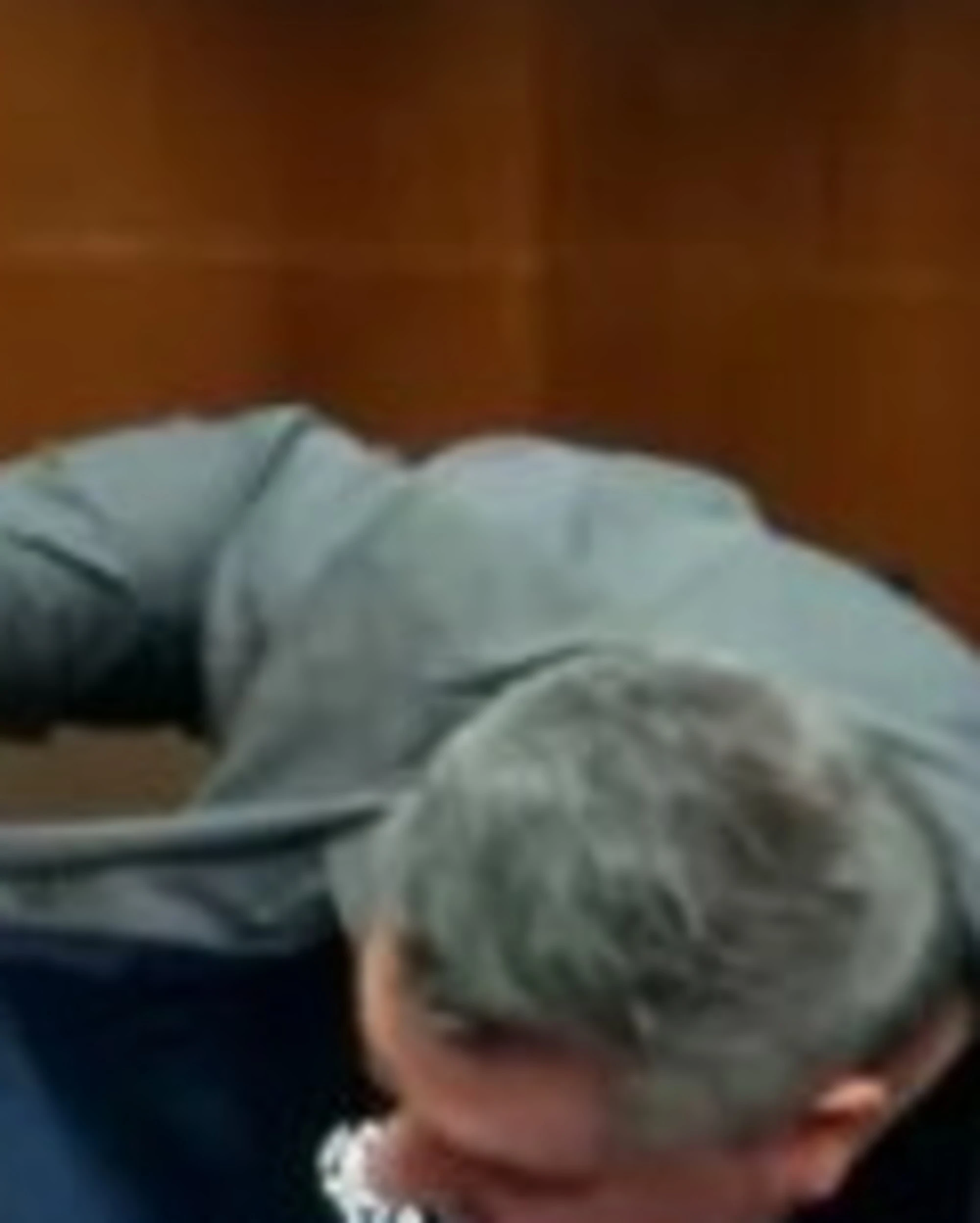 Torino, consigliere con la maglietta "poveri comunisti"! Cacciato