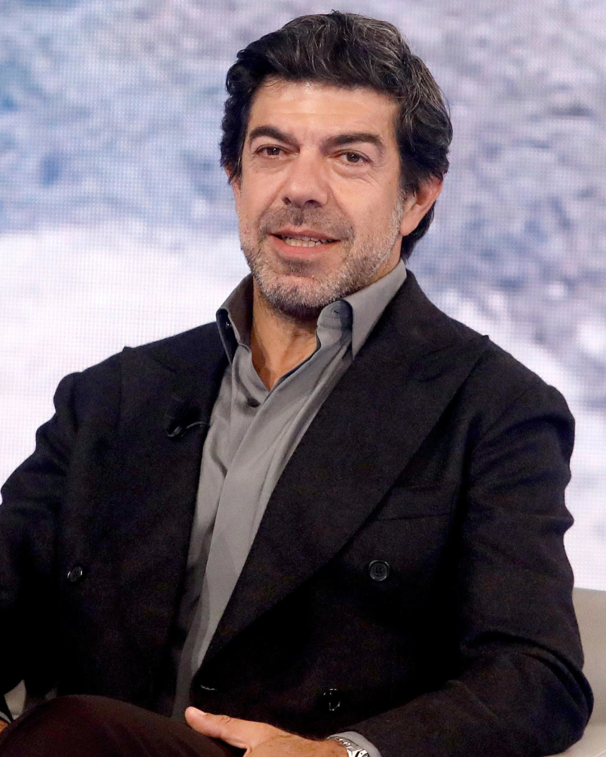 Pierfrancesco Favino come Germano: piange miseria e incassa