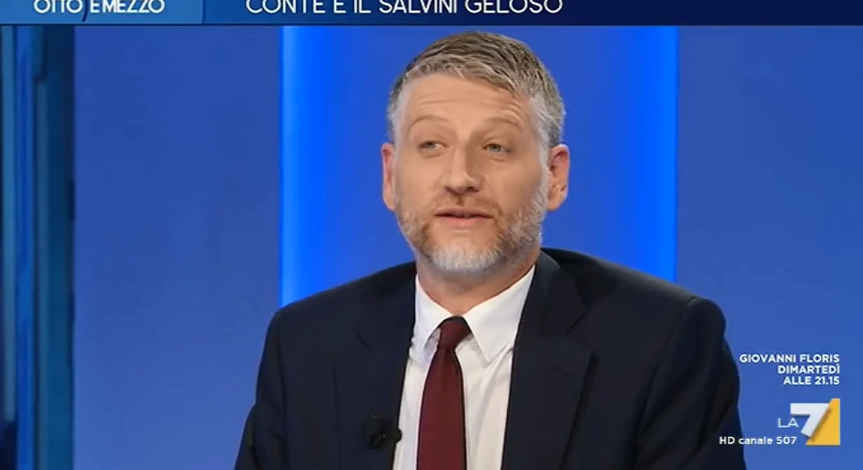 Otto e Mezzo, Alessandro Giuli parla di Salvini e la diminuzione degli sbarchi, ma la Gruber lo interrompe