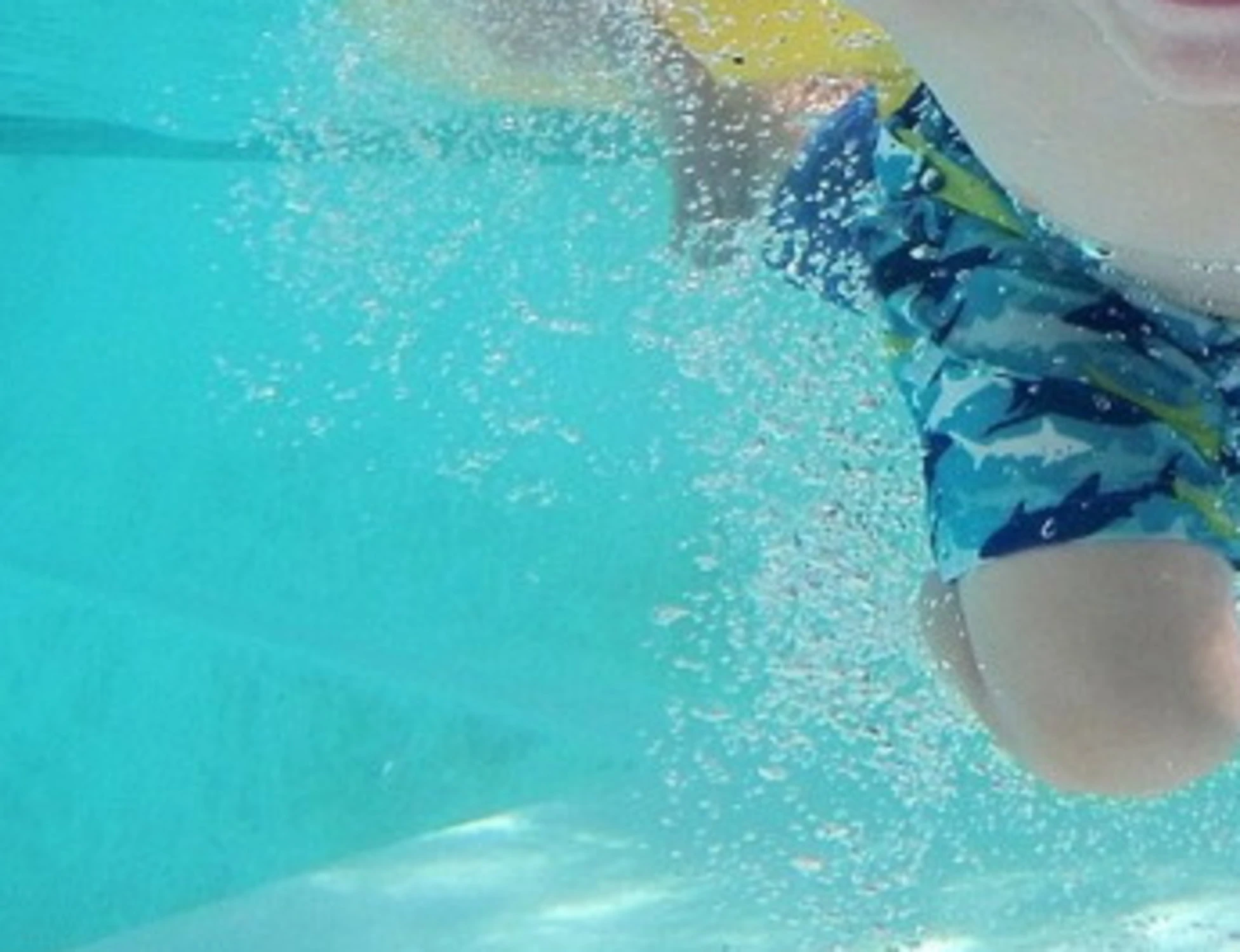 Omegna, non trovano il figlio di 3 anni nel b&b: era caduto in piscina