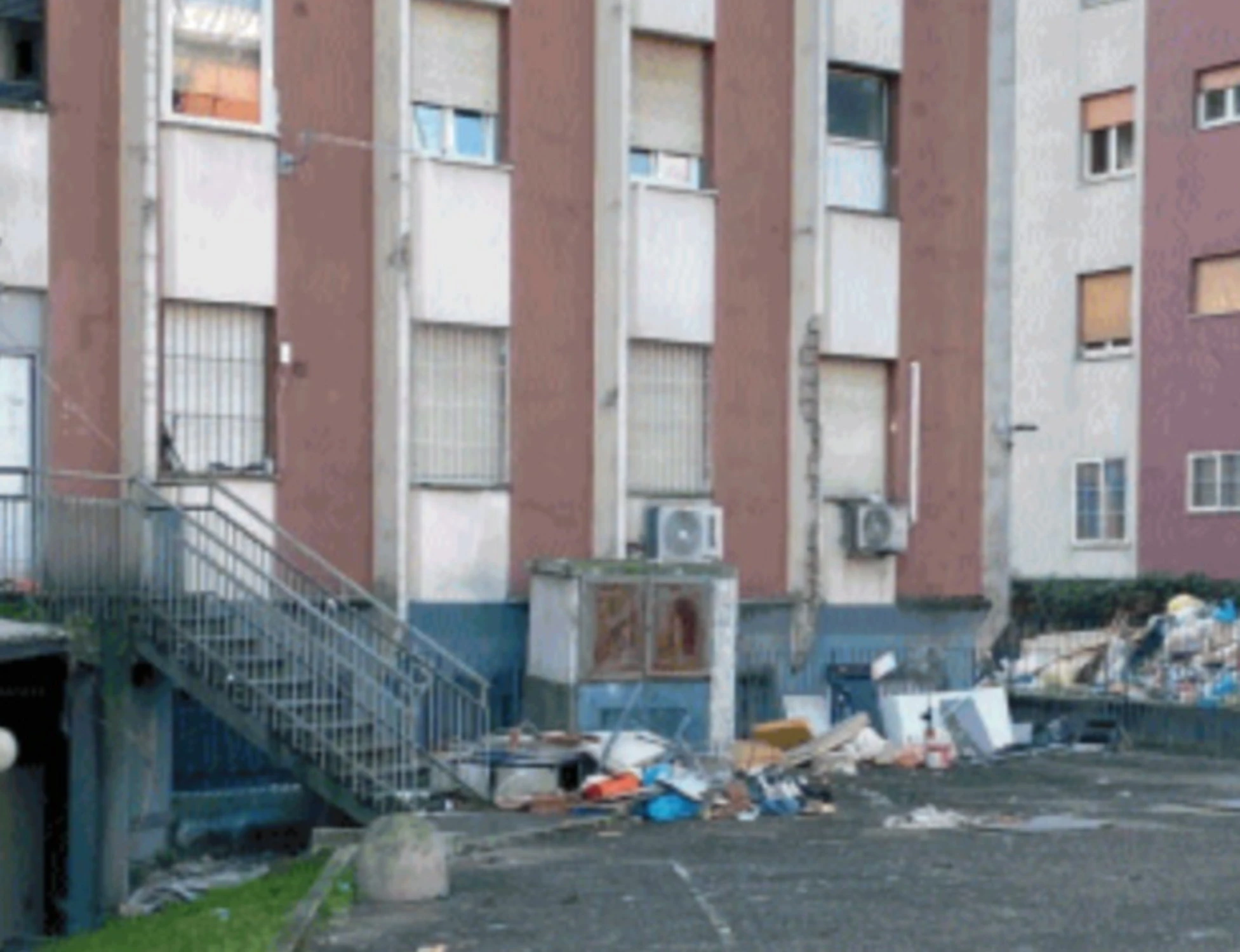 Milano, i misteri della casa di via Cavezzali: sentinelle, abusivi e subaffitti