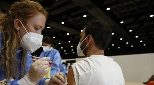 Coronavirus, bollettino 2 giugno: picco di guariti, i reparti Covid si svuotano. Dal vaccino la spallata decisiva