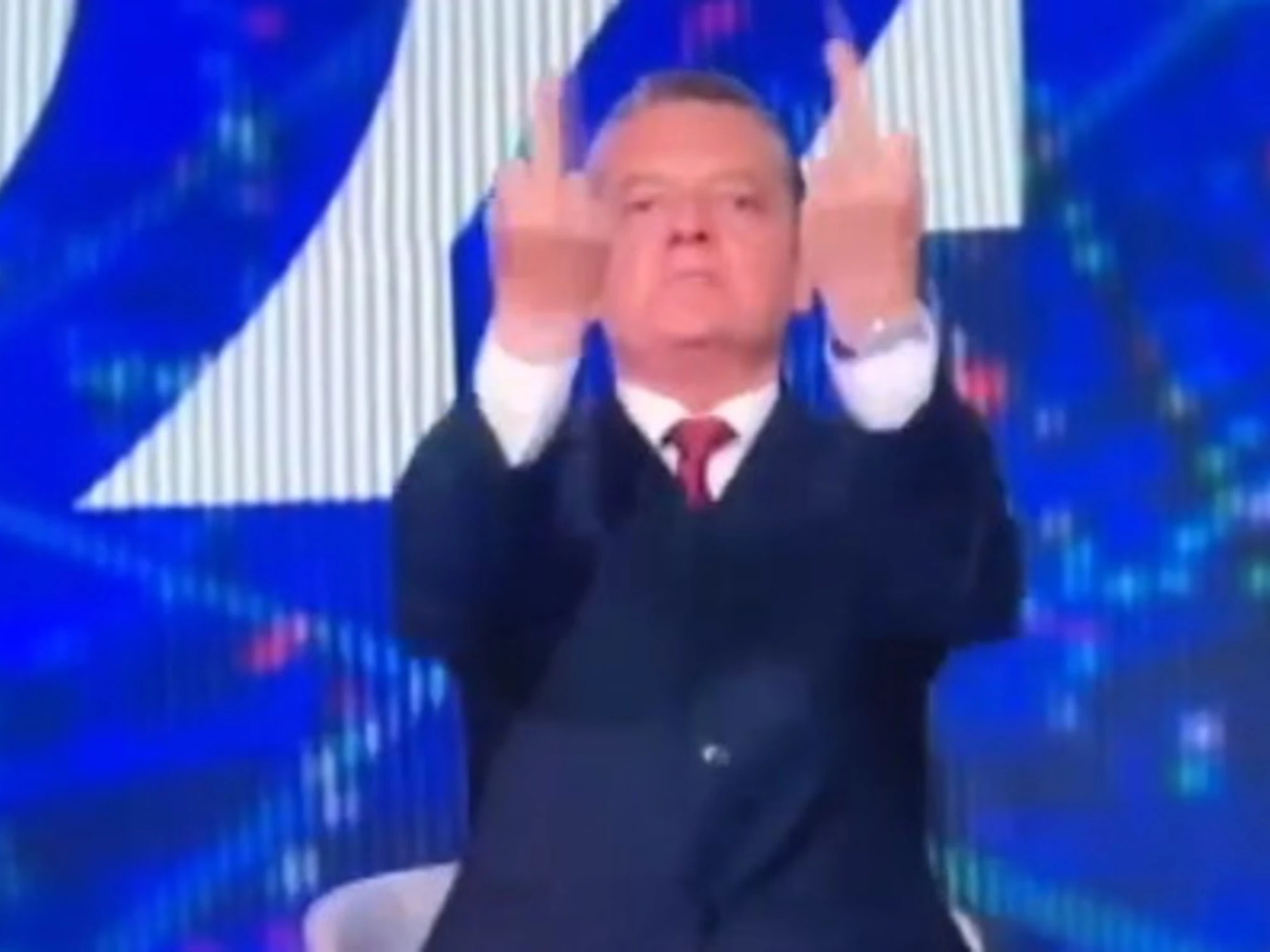 Rai, clamorosa gaffe di Baracchini: doppio dito medio, ma è in diretta
