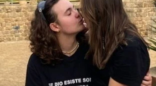 Madame, il bacio lesbo: prima pubblica questa foto e poi perde la testa, un caso sconcertante