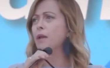 Giorgia Meloni, il video dalla piazza: Schlein umiliata ancora