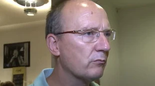 AfD, gli insulti di Brussig: "Incivili, fastidiosi come puzzole, il partito dell'odio"