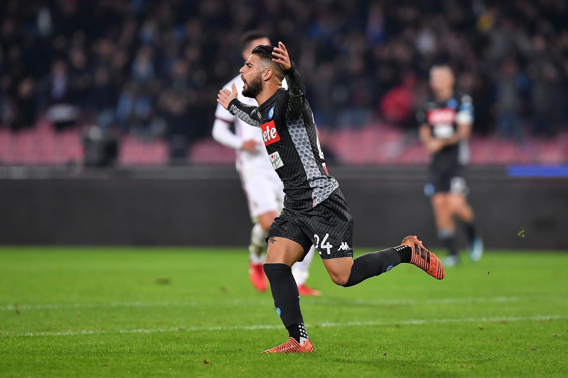 Napoli, è volata Scudetto. Romagnoli sveglia tardi il Milan: Sarri gode con Insigne e Zielinski