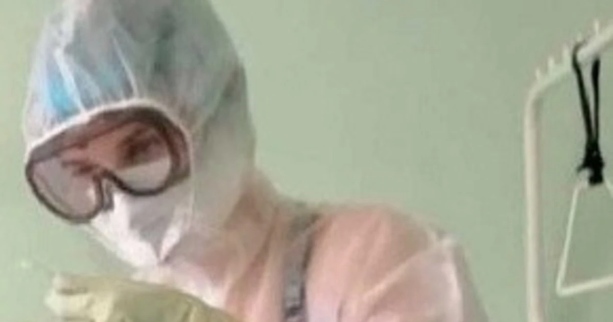 Coronavirus, l'infermiera 20enne con tuta trasparente: sostanzialmente nuda, la foto dalla Russia fa il giro del mondo