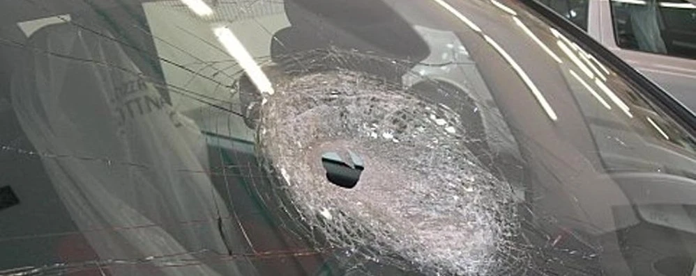 Milano, macigno contro auto in corsa: donna di 62 anni muore per arresto cardiaco