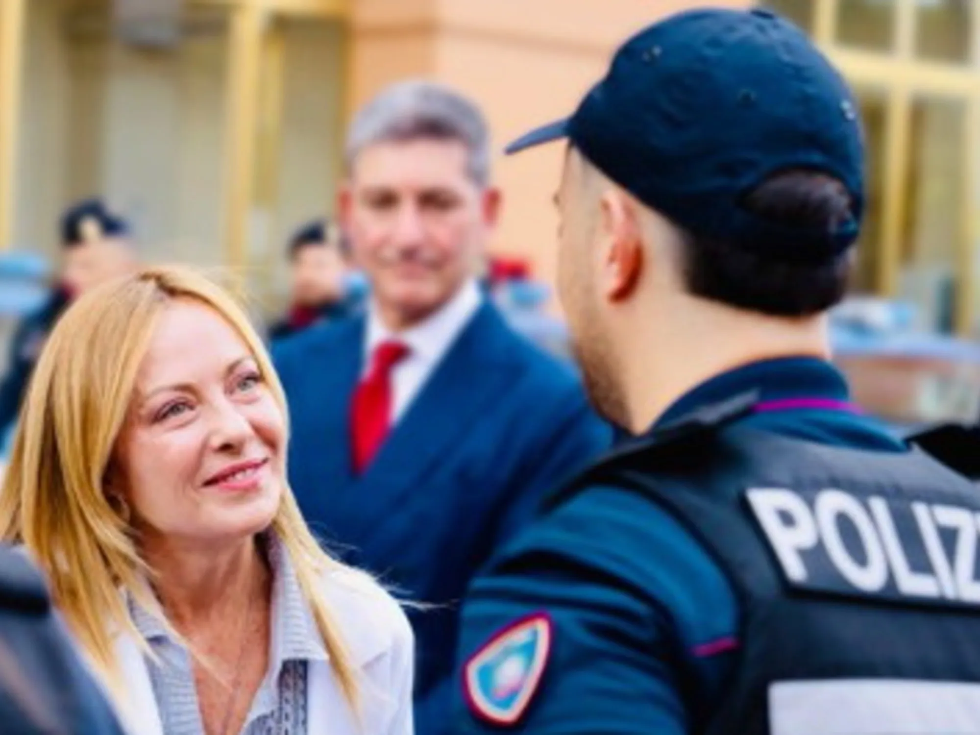 Leggi l'articolo: Meloni, "la polizia e le bande di teppisti": come inchioda il Pd