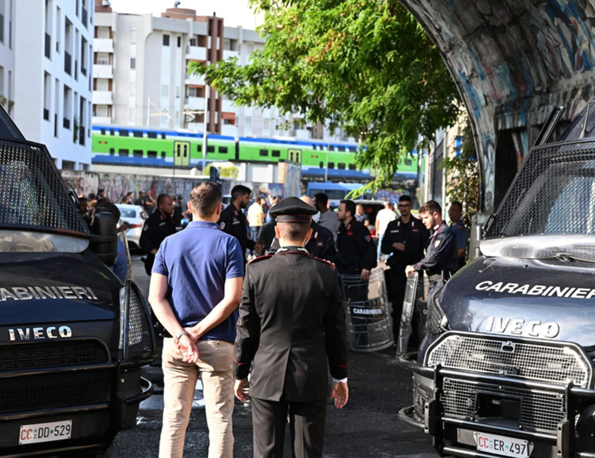 Milano, sgomberato il Leoncavallo. Salvini "saluta" i centri sociali: "Afuera!"