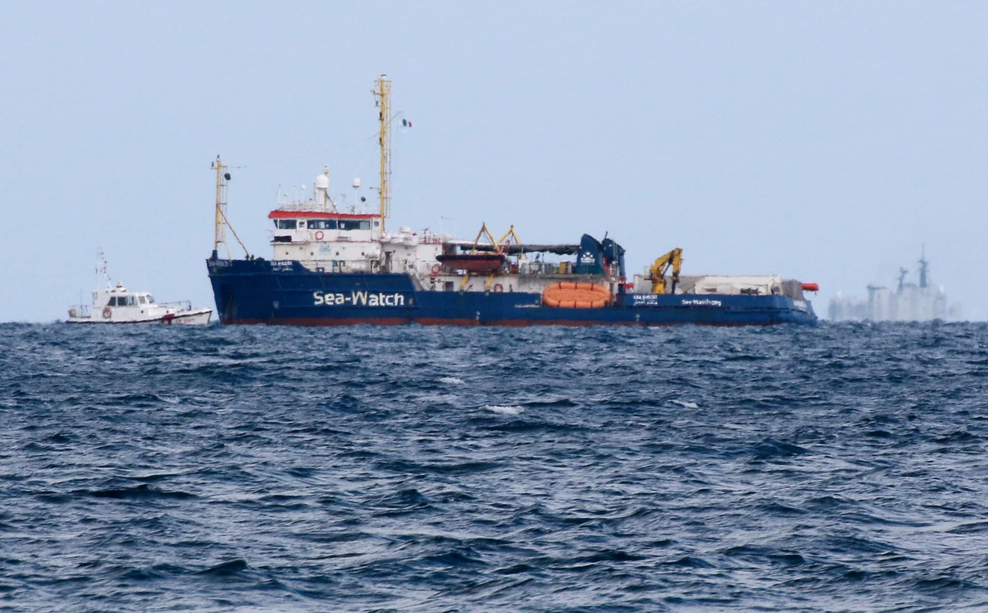 Sea Watch sfida l'Italia e la Guardia Costiera: "Via dalle nostre coste", ma la Ong non si muove