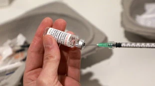 Vaccino, terza dose e Omicron. Il primo studio e l'allarme: picco di contagi, ora tutto torna?
