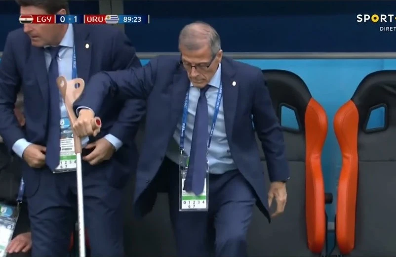 Russia 2018, Oscar Tabarez: la straziante esultanza per il gol al 90esimo del suo Uruguay