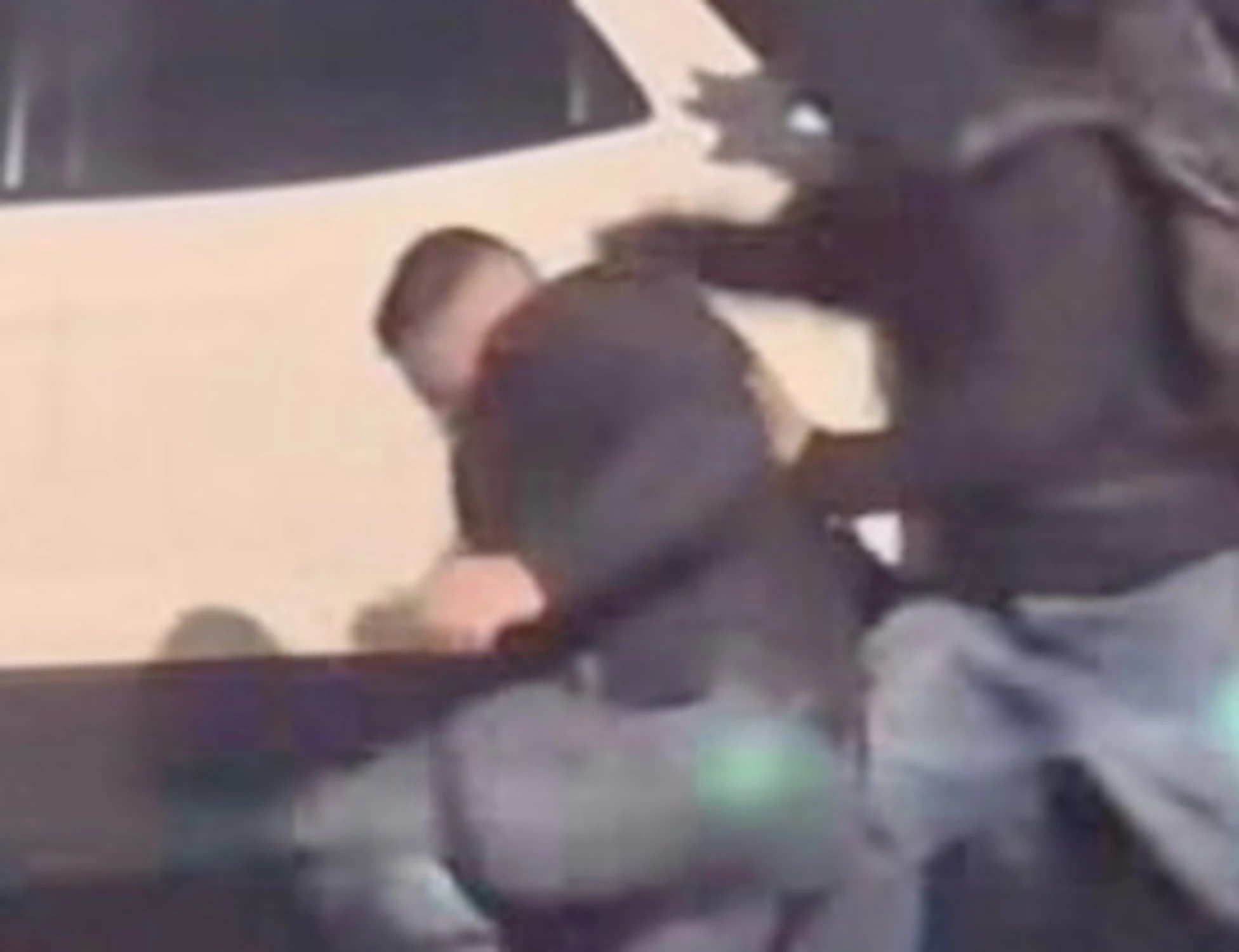 Torino, "hanno provato a bruciargli la retina": l'ultimo orrore contro l'agente