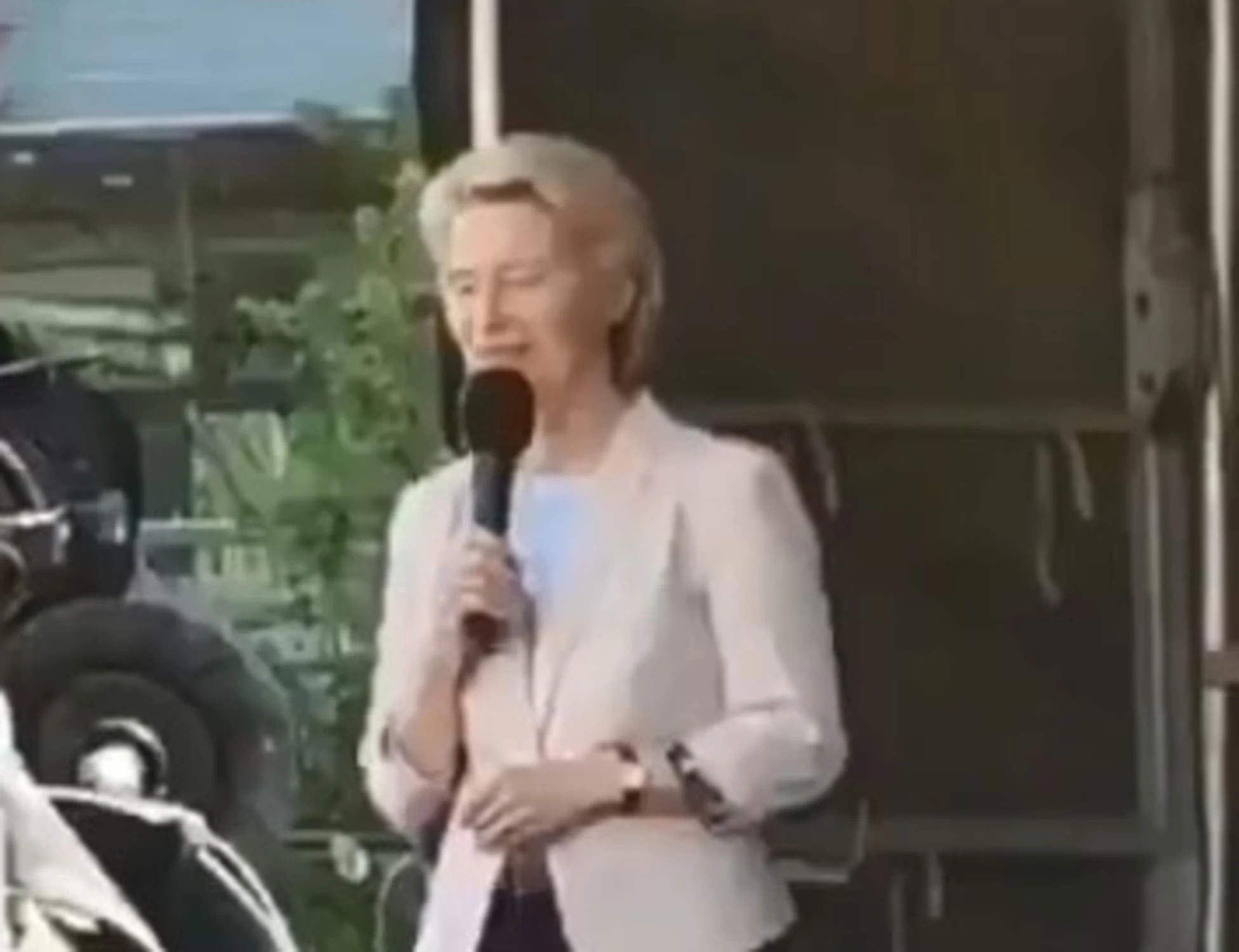 Von der Leyen, figuraccia a un comizio: "In Russia...", cosa succede tra la folla