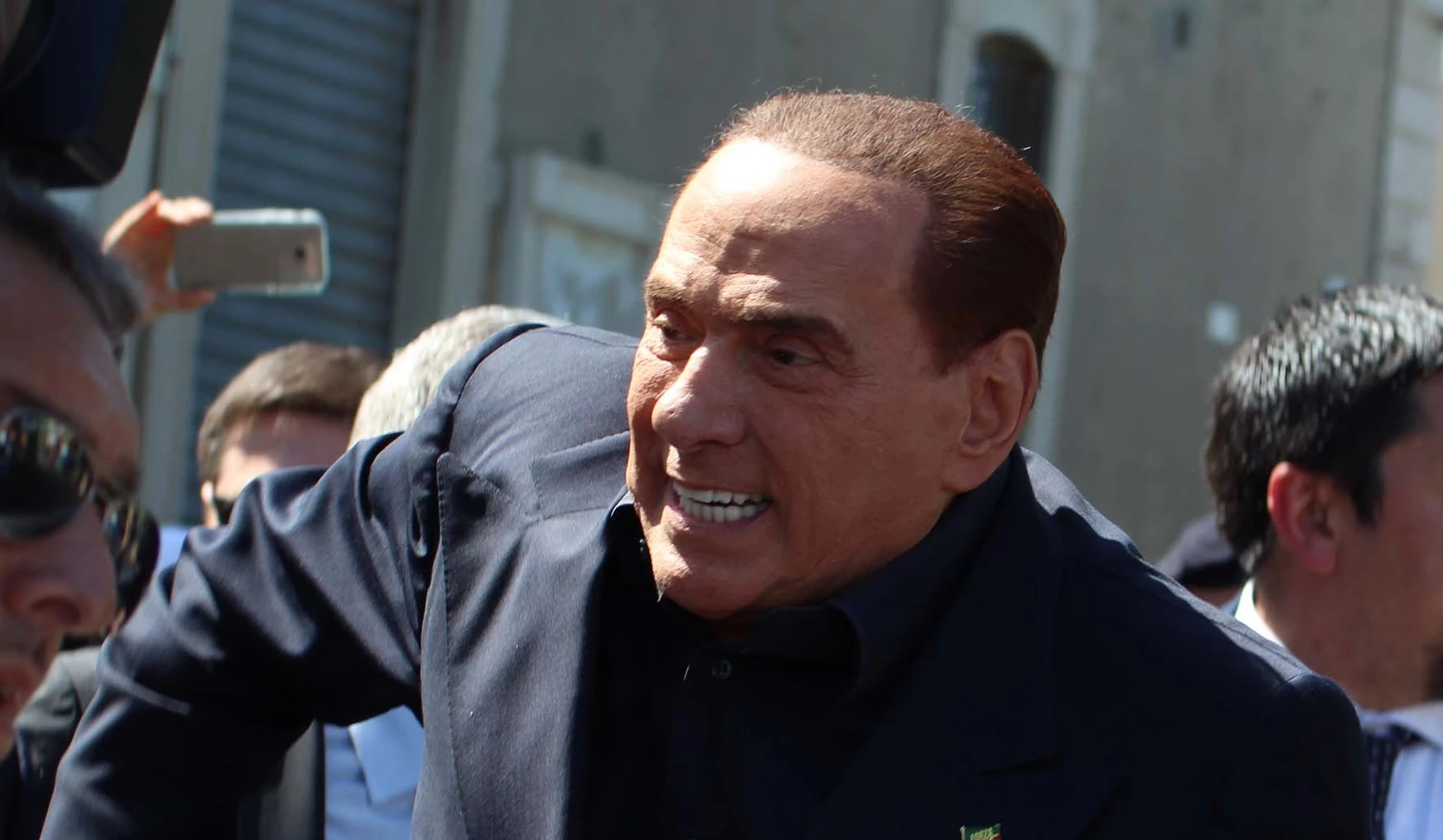 Silvio Berlusconi: "I grillini? Al massimo a pulire i cessi". E sfascia il centrodestra: "Governo con gruppo misto e Pd"