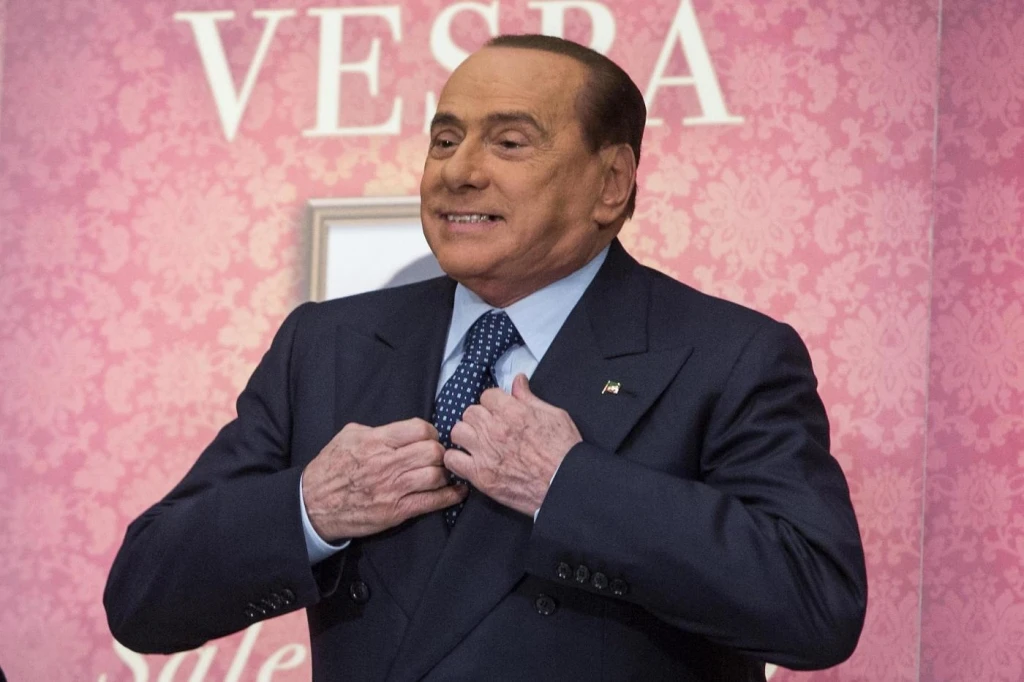 Berlusconi: "Resto in Italia, Renzi il mio rivale, Napolitano mi dia la grazia"