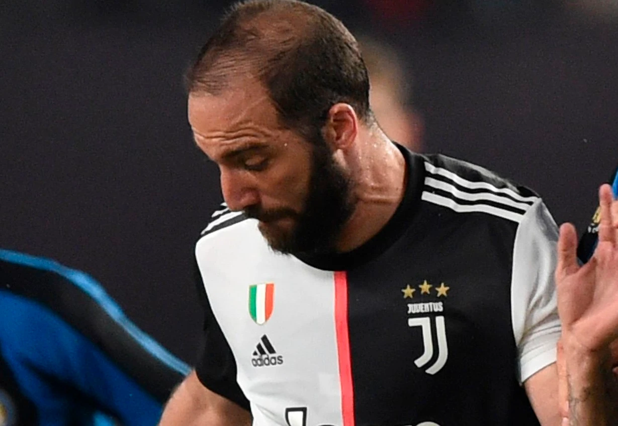 Juventus, Gonzalo Higuain gela la dirigenza: come blocca tutto. E si dice che Maurizio Sarri...