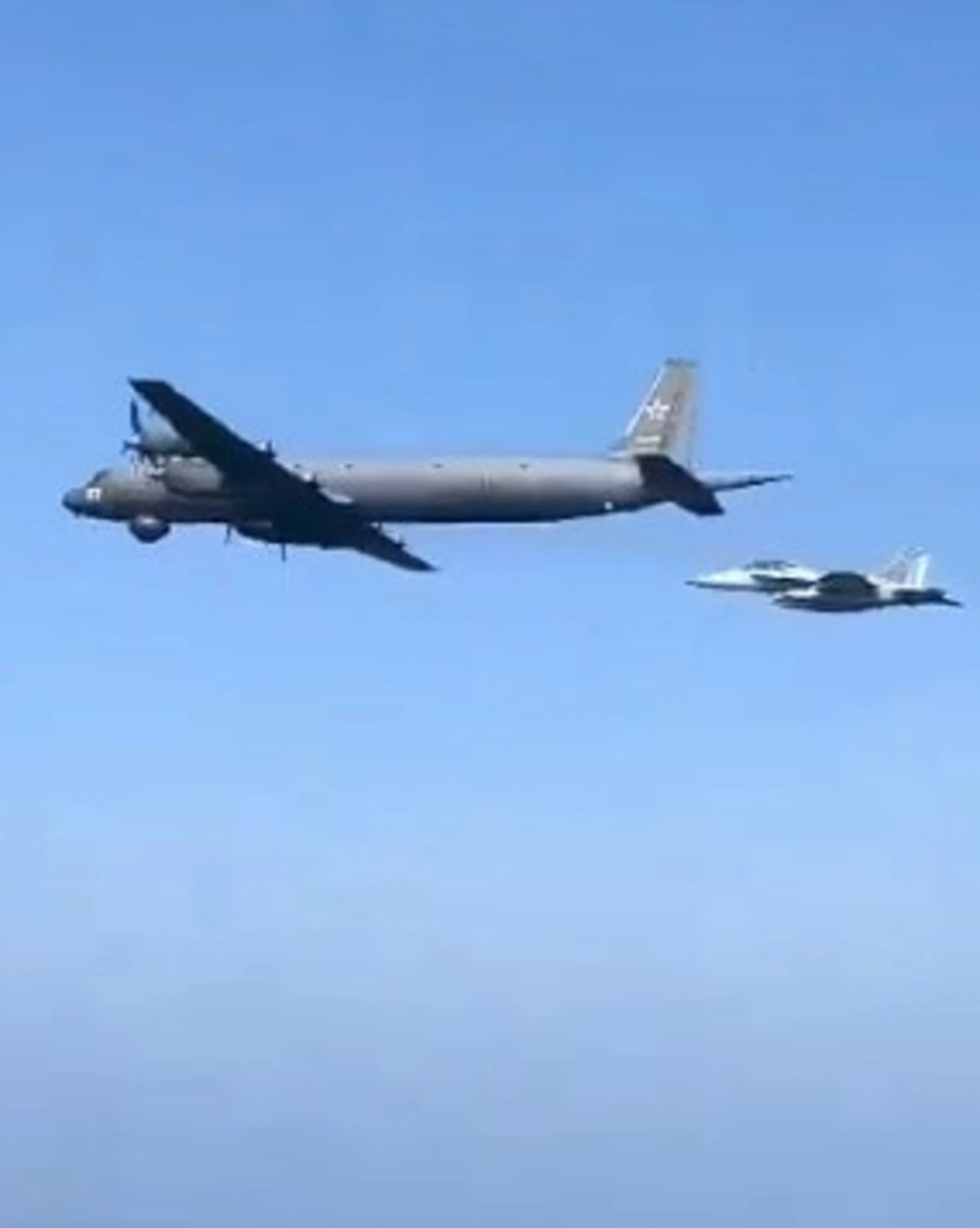 Russia, aereo-spia punta la portaerei Usa: tensione nel Pacifico