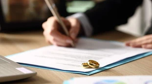 Niente sesso per 12 anni, marito chiede il divorzio: costretto a pagare il mantenimento