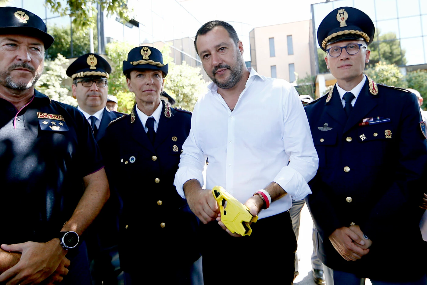 Trieste, Matteo Salvini rabbioso per i due poliziotti uccisi in Questura: "Per gli assassini nessuna pietà"