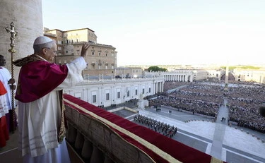 Papa Prevost, il delirio rosso in prima pagina