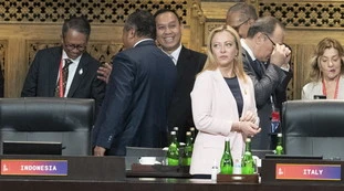 Meloni, patto di ferro al G20: con chi annienta la Francia sui migranti