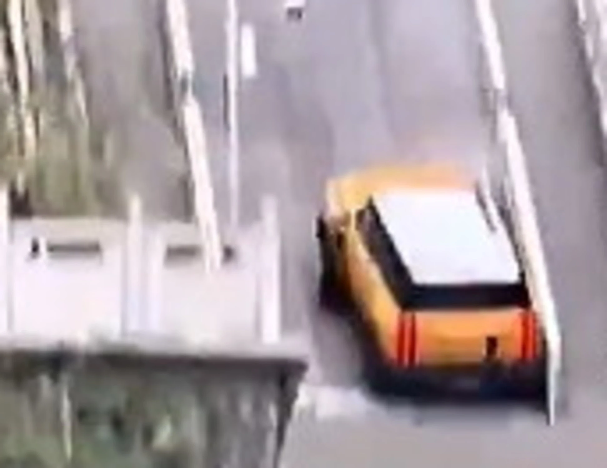 Suv elettrico cinese scala la montagna di Tianmen: finisce malissimo