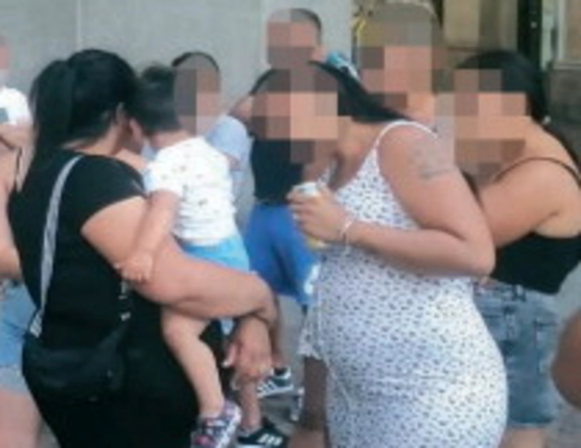 Milano, delirio e minaccia rom: "Il quartiere è sicuro grazie a noi"