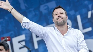 Sondaggio Pagnoncelli, controsorpasso di Natale: la Lega davanti a FdI, super-balzo per Matteo Salvini