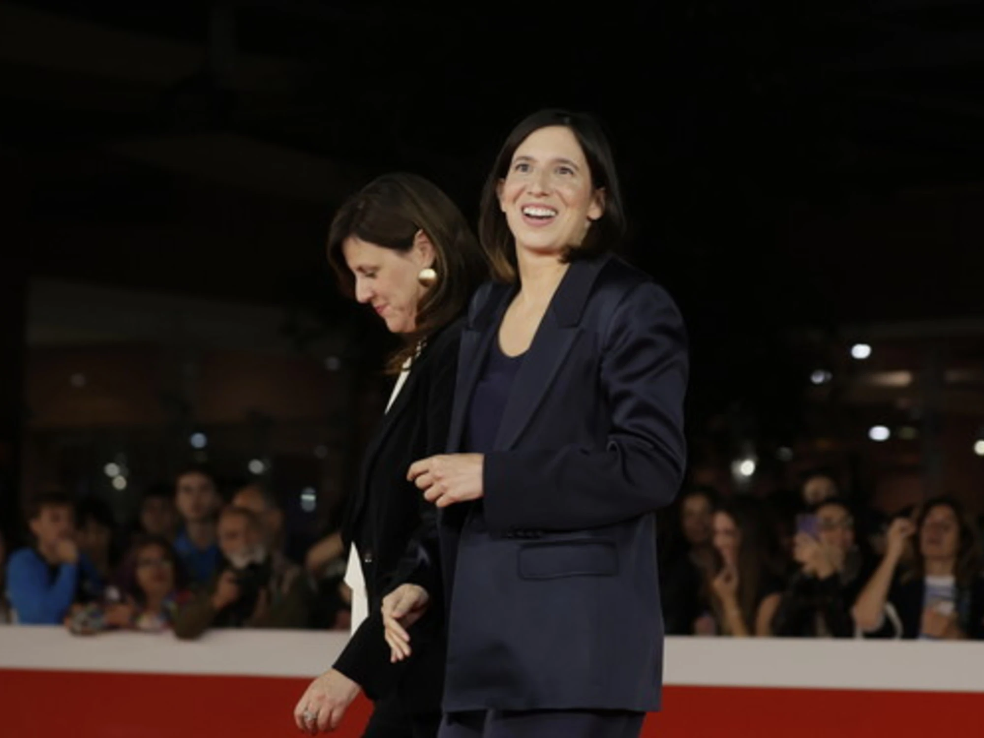 Elly Schlein con i tacchi alti: com'è finita sul tappeto rosso