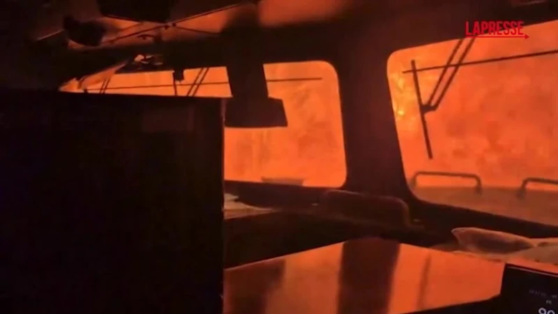 Canada, incendi in Ontario: un treno completamente circondato dalle fiamme