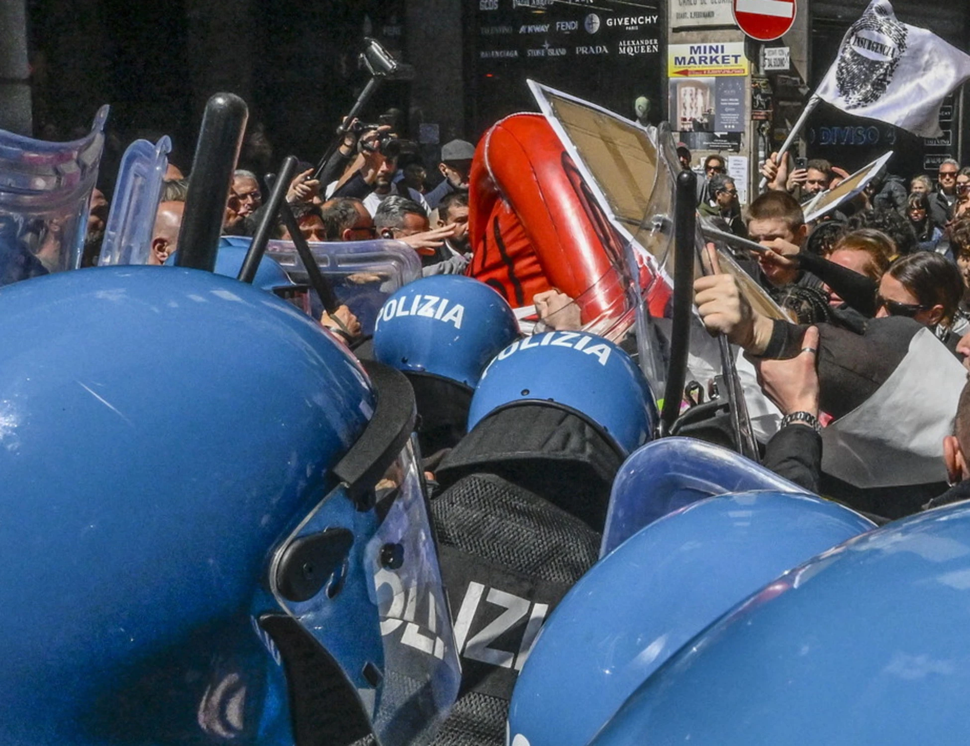 Polizia, rabbia contro il Pd: "Appoggiano chi ci odia"