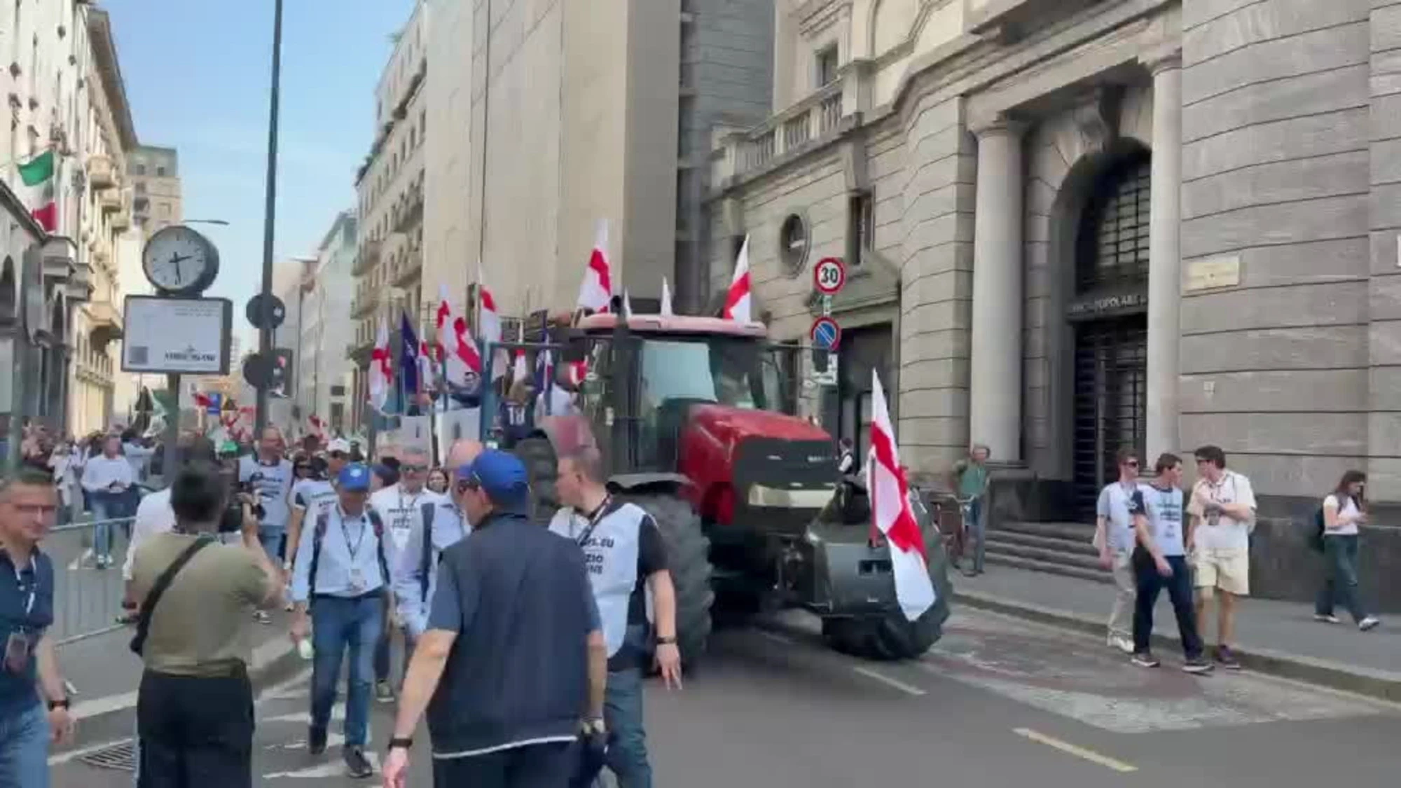 La Lega a Milano, con il trattore verso Piazza Duomo