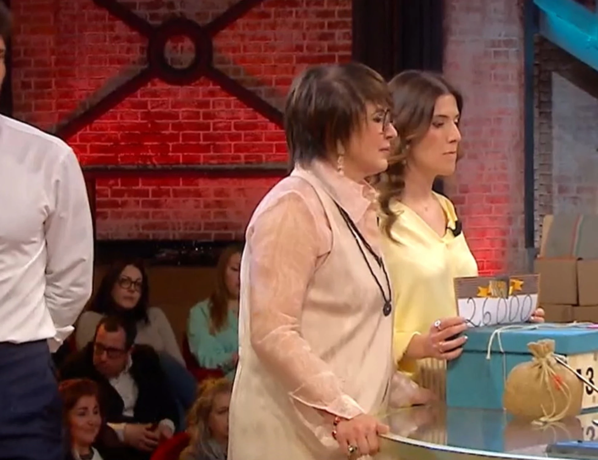 "Ricconi, che schifo!": insulti per mamma e figlia