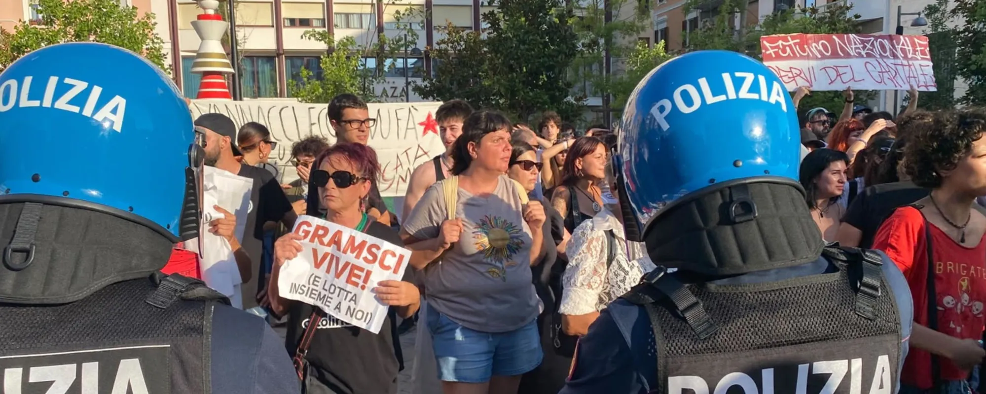 "Gramsci vive", "Zecche rosse": tensione al comizio di Vannacci, interviene la polizia